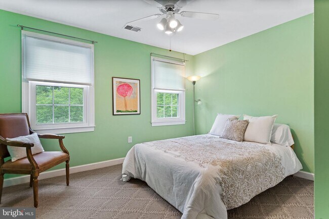 Building Photo - 1 Glenhurst Ct