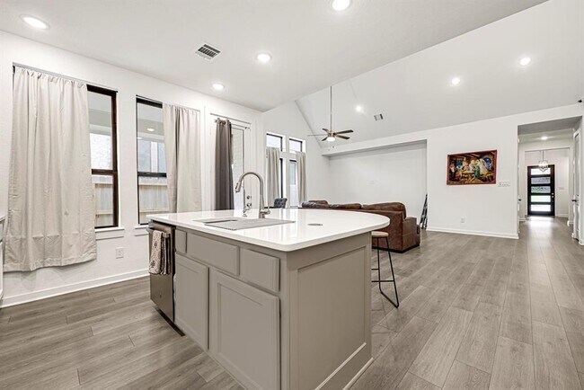Building Photo - 12331 Palmetto Dr