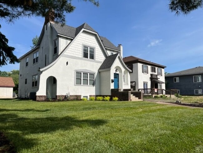 Building Photo - Modern 10 Bedroom House Close to U of M Ca...