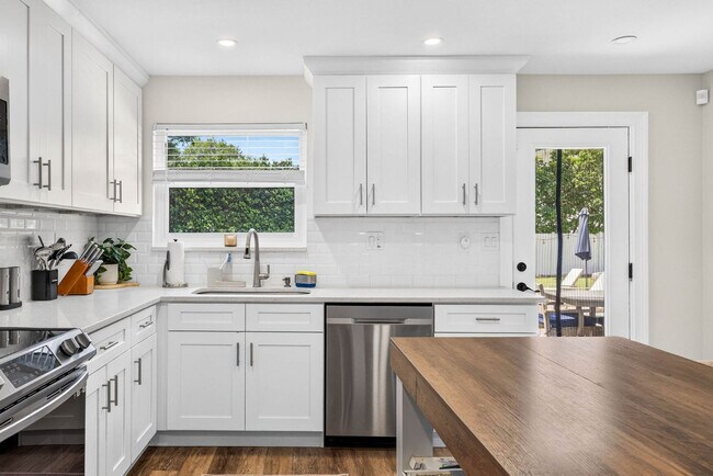 Building Photo - 12833 Poinsettia Ave
