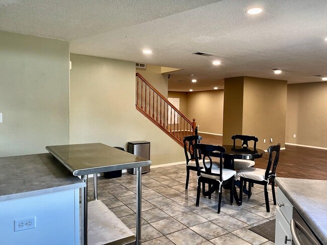 Building Photo - 12408 Mangas Trail NE