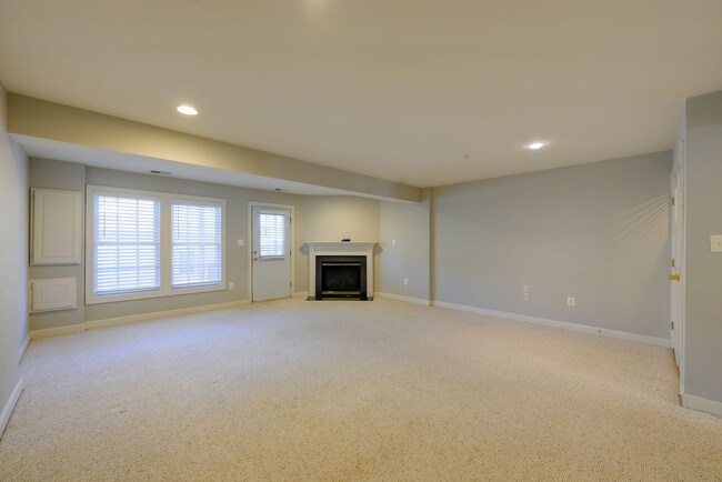 Building Photo - Luxury Living in the Villages of Urbana