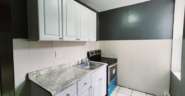 Building Photo - 589 59th St