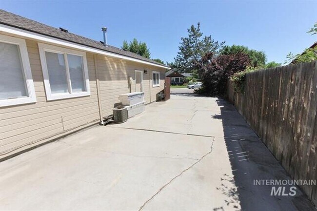 Building Photo - 3 Bedroom 2 Bath Home on 1/4 Acre Available 1/6/2026