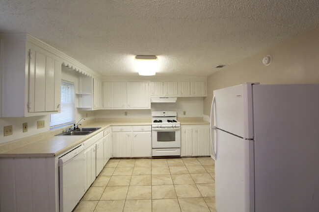 Building Photo - Move-In Ready 3-Bedroom Home with Fresh Up...