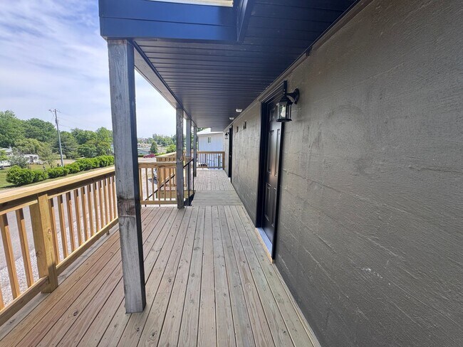 Building Photo - Newly Remodeled 2 bed 1 bath Apartment
