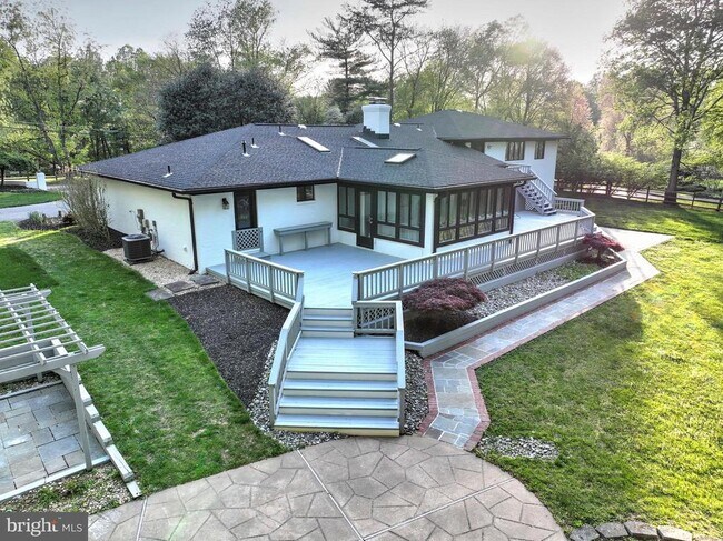 Building Photo - 317 Springvale Rd
