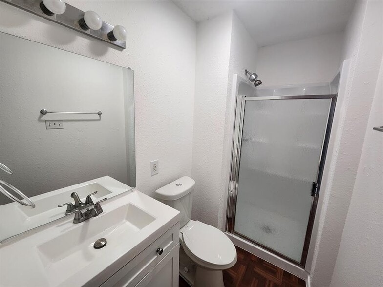 master bath - 4505 Avenue A