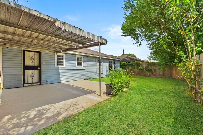 Building Photo - 3718 Dreyfus St