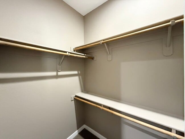 Building Photo - 2/BD 2.5/BA Luxury Gated Townhouse in Summ...