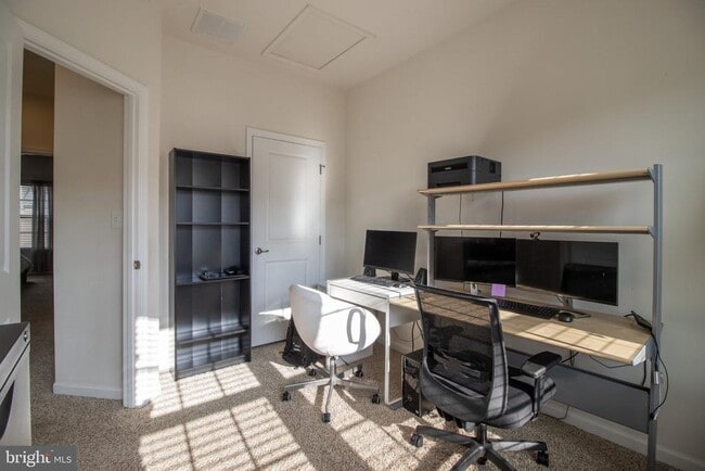 Building Photo - 4658 Hudson St