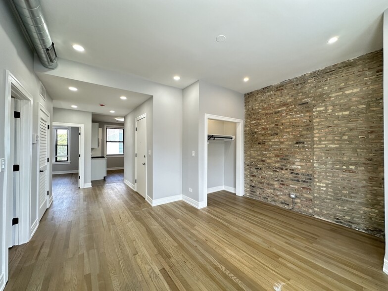 Building Photo - 3834 N Wilton Ave