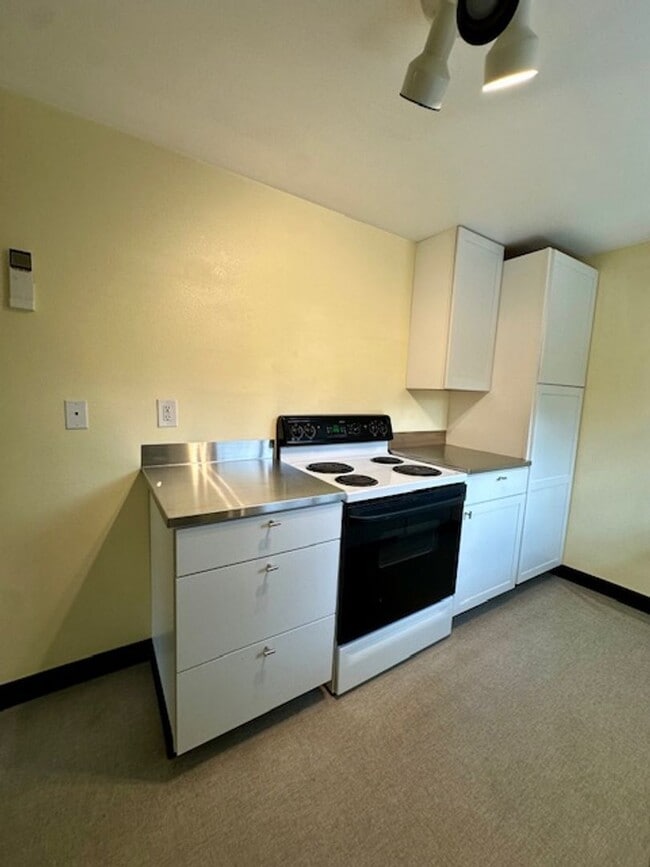 Building Photo - Great one bedroom unit in mid-town!  A must see!