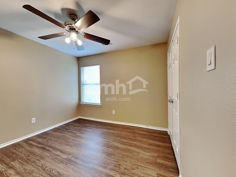 Building Photo - 1102 Longhorn Ln