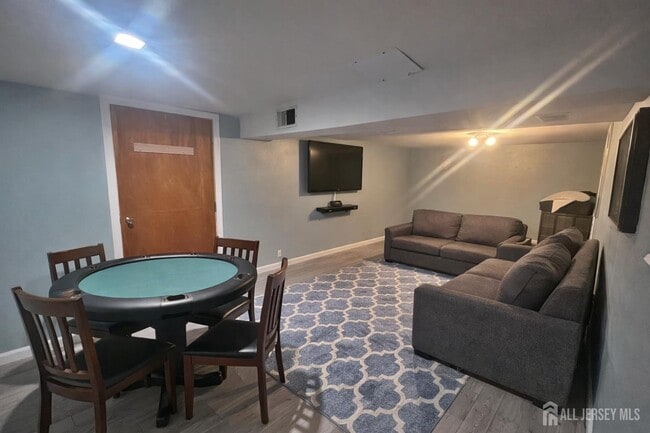 Building Photo - 100 Pinetree Dr