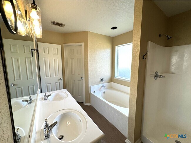 Building Photo - 2806 Maria Dr