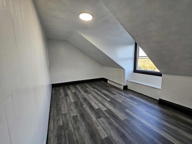 Building Photo - Beautiful 4 Bed, 1 Bath Home for Rent- Spacious, Modern, and Move in Ready!