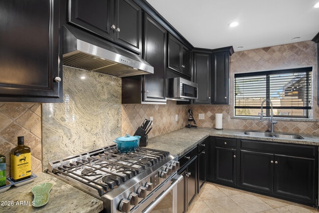 Building Photo - 2032 E La Jolla Dr
