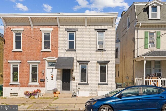 Building Photo - 345 Hall St