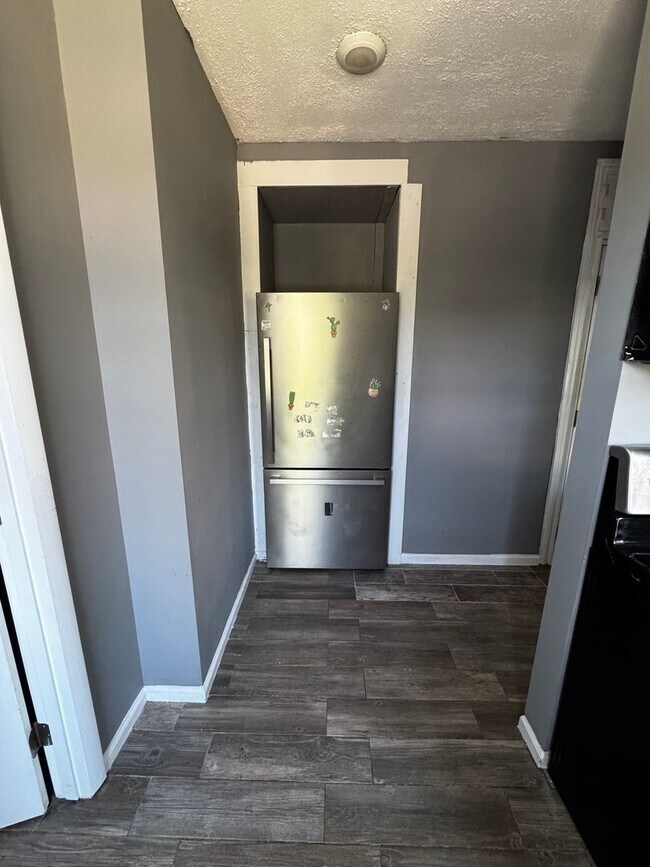 Building Photo - 2 Bedroom, 1st Floor Apartment