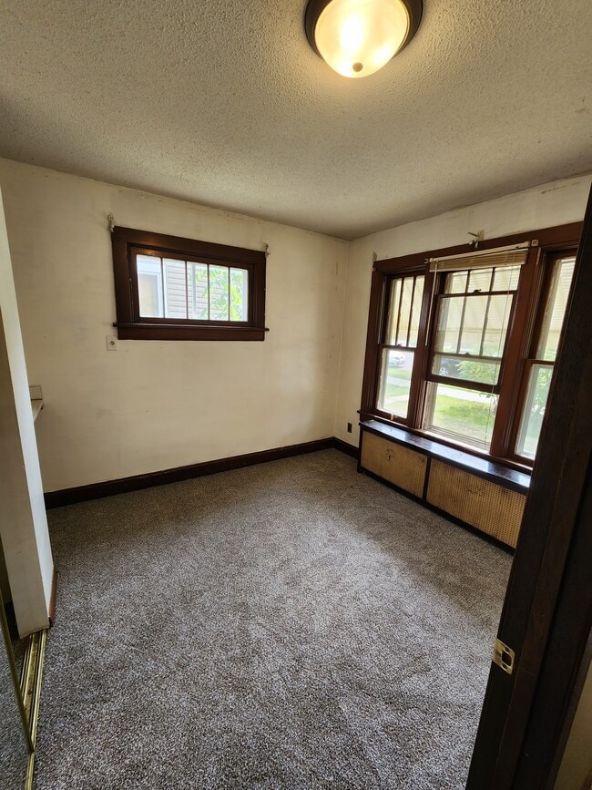 Building Photo - 458 N 6th St
