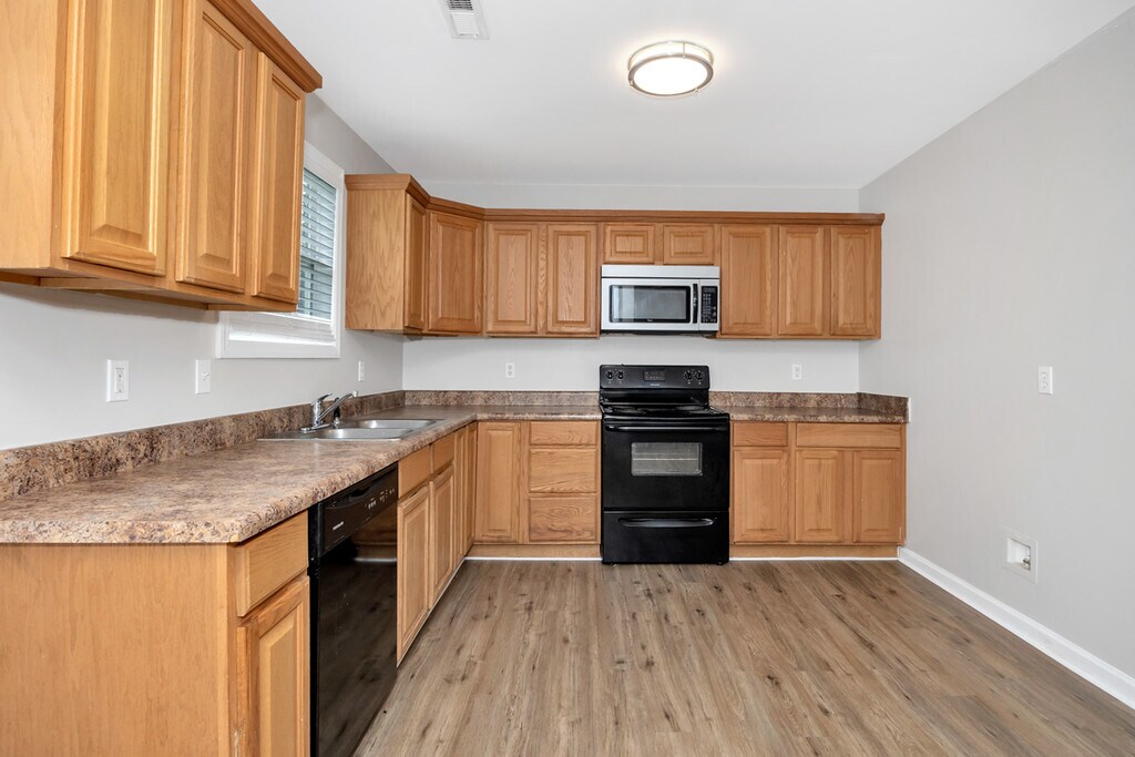 Building Photo - 800 Linwood Dr NW