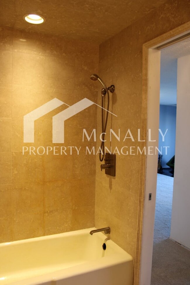 Building Photo - Beautiful 1 Bedroom Water View Condo