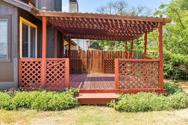 Building Photo - 1105 Wales Dr
