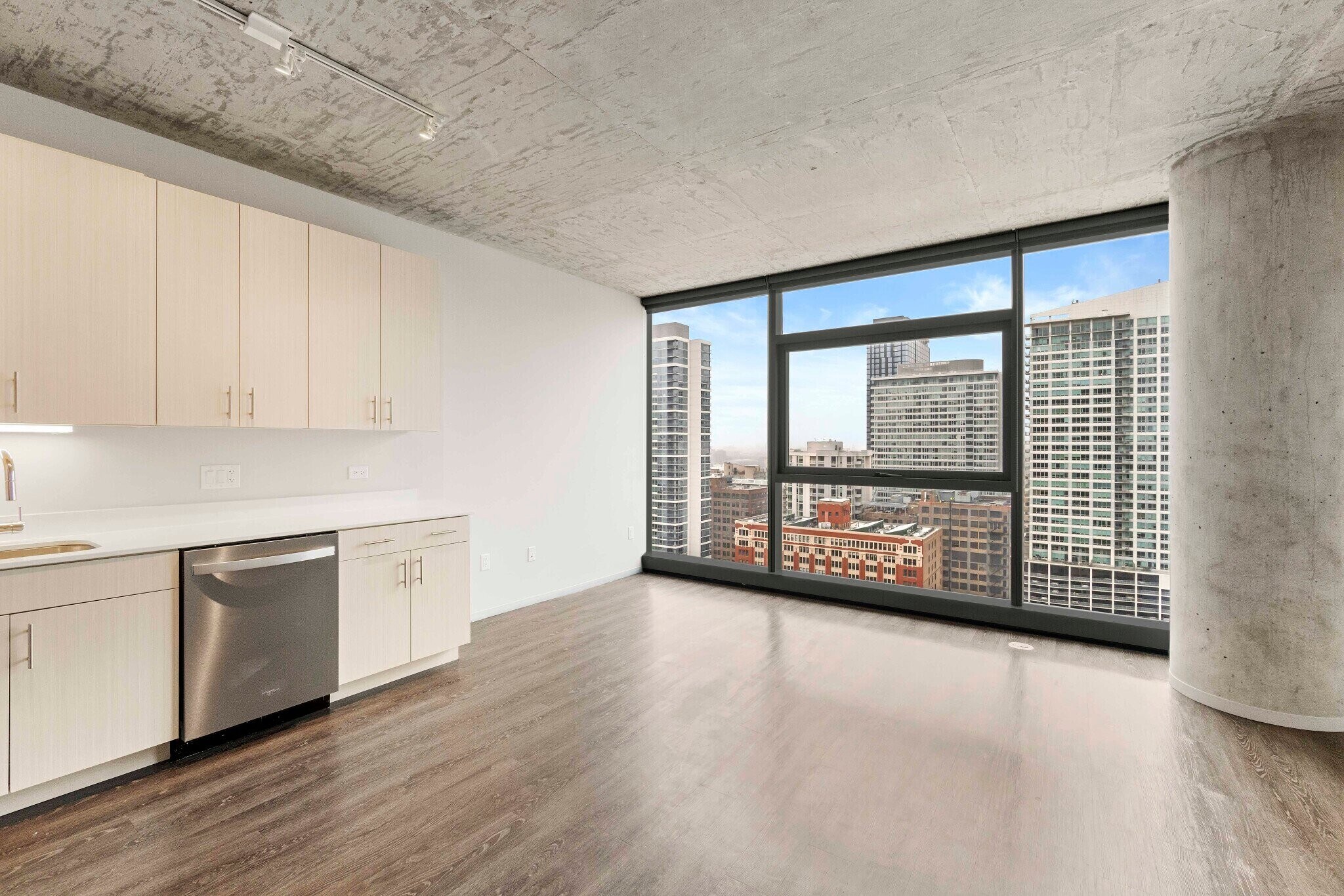 Building Photo - 643 S Clark St