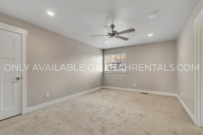 Building Photo - 1638 E Aspen Loop