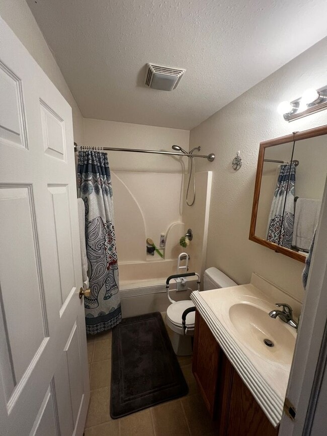 Building Photo - 3-Bedroom/2-Bathroom Single-Family Home – Available August 1st!