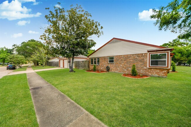 Building Photo - 15834 Fern Basin Dr