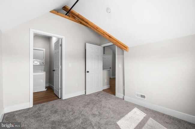 Building Photo - 320 W King St