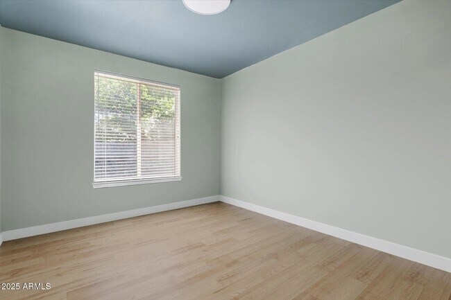 Building Photo - 6837 N 11th Ave