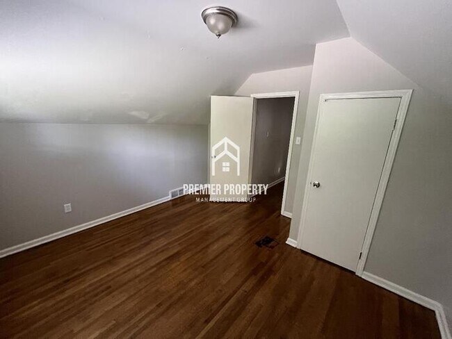 Building Photo - 2065 St James Dr
