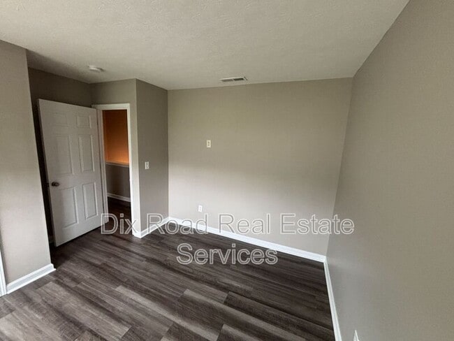 Building Photo - 424 W Kemper Rd