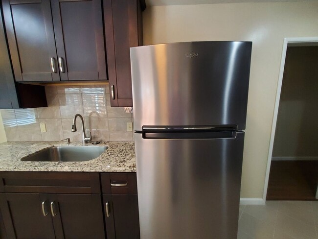 Building Photo - Lovely 3 bedroom 2 bath duplex with private garage and backyard