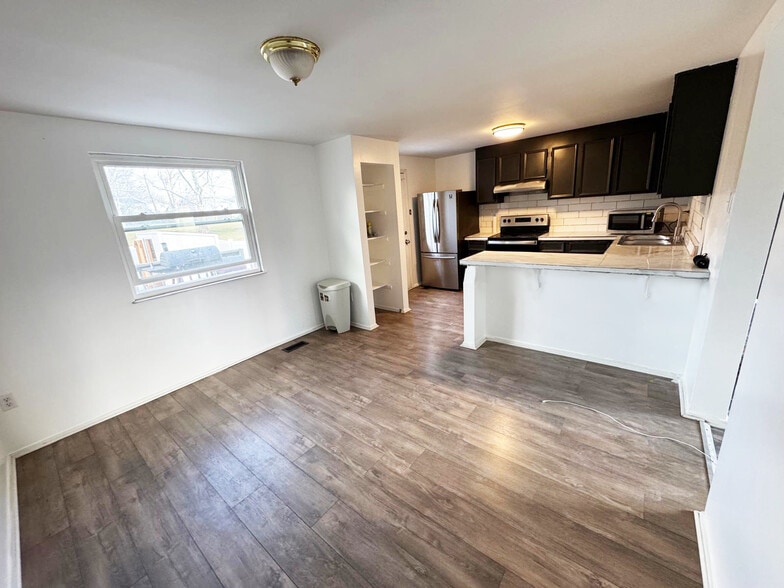 Main level: kitchen - 12319 Bonfire Dr