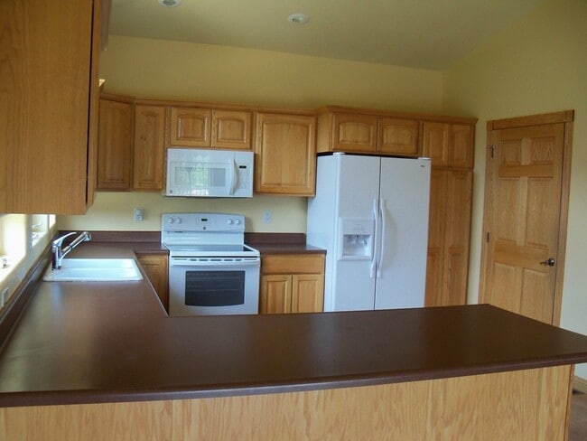 Building Photo - 6 BED | 3 BATH | TRIPLE GARAGE | RED ROCK ESTATES