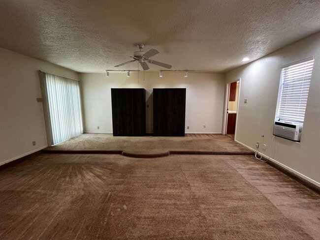 Building Photo - Spacious 3 bedroom 2 bath Home