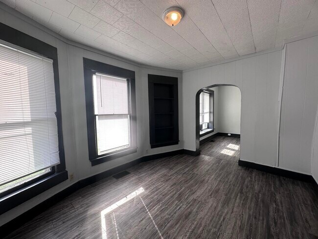 Building Photo - 612 South-