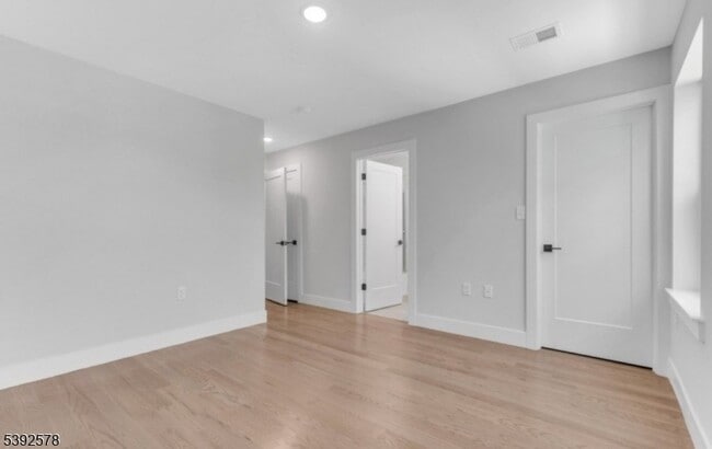 Building Photo - 213 Pine St