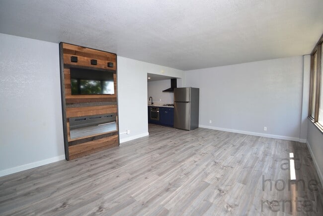 Building Photo - 410 W 7th St