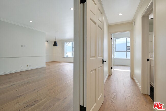 Building Photo - 435 N Palm Dr