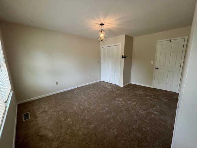 Building Photo - 2 Bedroom, 1.5 Bath Town Home Located at E...