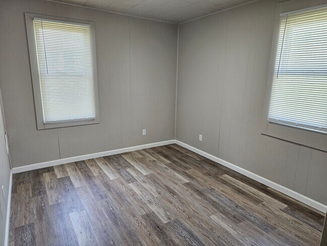 Building Photo - 2 bed 1 bath single family home in Wiscons...