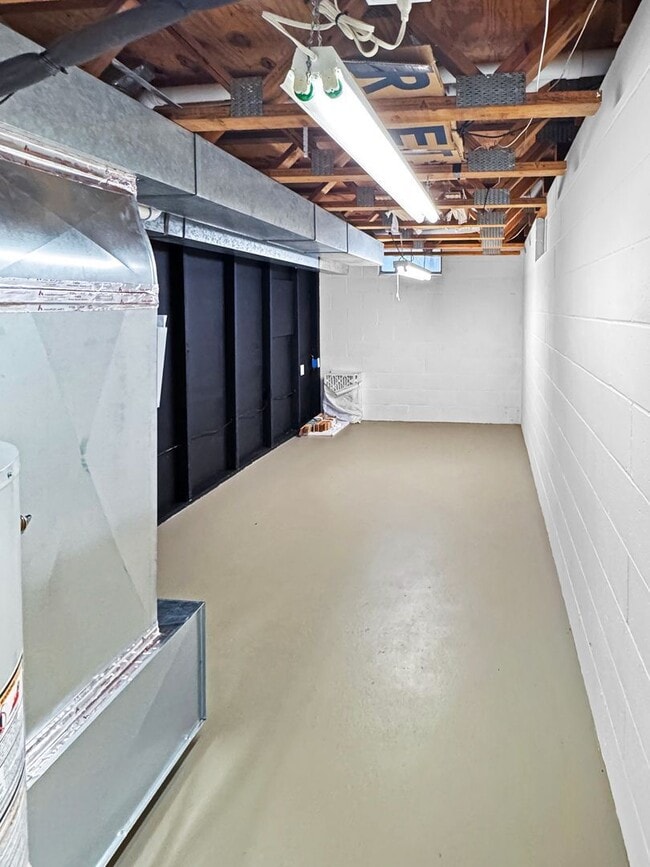 Building Photo - 15858 Lake Ave