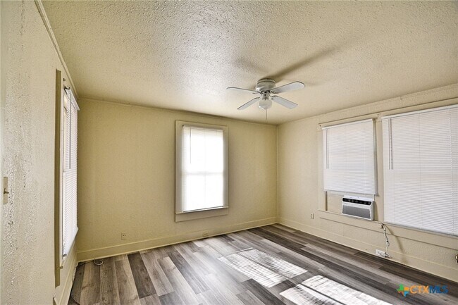 Building Photo - 875 Porter St