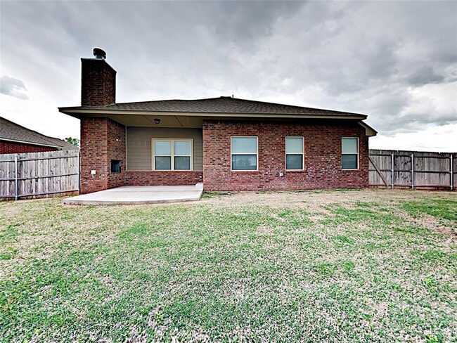 Building Photo - 329 E Georgia Terrace