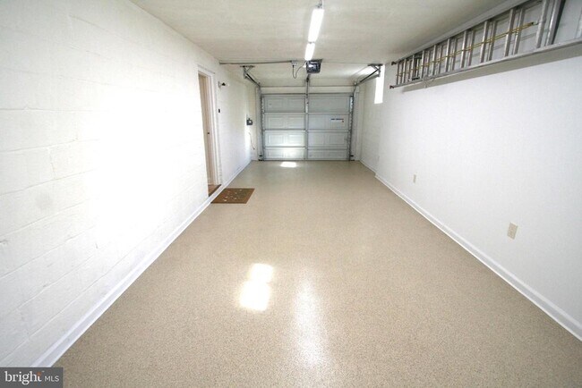 Building Photo - 10104 Towhee Ave